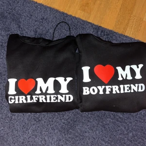 Hoodies till pojk/flickvän - Två otroligt härliga och mysiga hoodies med två tryck. Båda är använda max 2 gånger och har inga defekter. Den på andra bilden är Storlek M och den andra är Storlek S. Skriv vid funderingar!