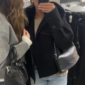 Svart meotine jacka  - Säljer min supersnygga meotinejacka, köpt från meotines egna hemsida förra året. Har använts men är i fint skick utan några defekter.  Köptes för 3000 kr men säljer för 1500 kr.💕