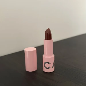 Couture Lip Balm - Säljer denna produkt från Caias julkalender för har för mycket läppprodukter.  Verkar dock som en spännande produkt att testa.  Finns bara som limited edition  Färg: cocoa  Produktvärde: 245 kr