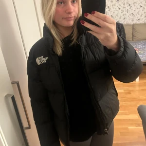 Svart The North Face dunjacka - Superfin vinterjacka från The North Face i storlek M.  OBS! Jackan har gått upp på två ställen på ärmarna (se bild 4+5)