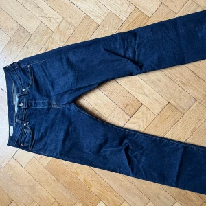 Levis 501 - Säljer ett par Levis 501 i färgen mörkblå. Sparsamt använda och i väldigt bra skick! Storlek: 30/32 Pris: 350 kr Hör gärna av dig vid frågor!😄