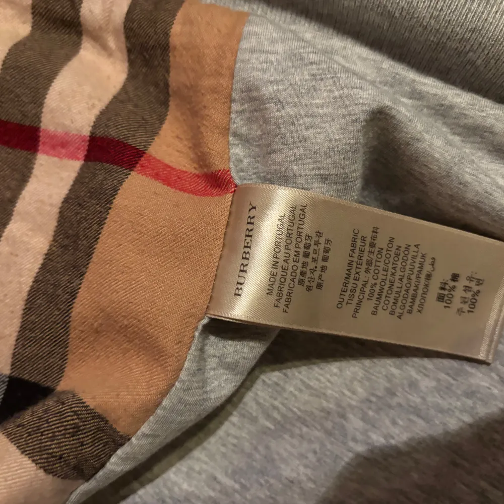 Säljer en Burberry tröja på grund av att den blivit för liten, använd ett tiotal gånger och är i bra skick! Finns inget kvitto, därav priset. . Hoodies.