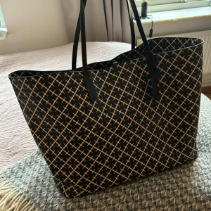 By Malene Birger Väska  - Säljer denna shopping bag, inga märkbara slitningar😊