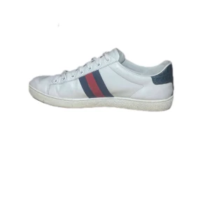 Gucci Ace sneakers - Hej, säljer nu mina gucci skor då de blivit för små. De är storlek 41 men passar en 42a också. Tar emot byten (rockrunners). Vid funderingar skicka ett DM! Ny pris ligger på ca 8000kr! OG dustbag medföljer.