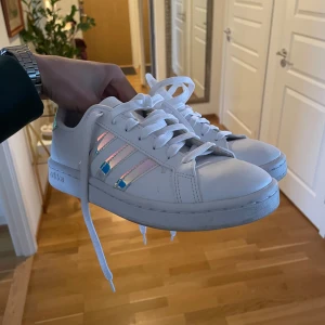 Adidas skor - Adidaskor endast använda fåtal gånger. 