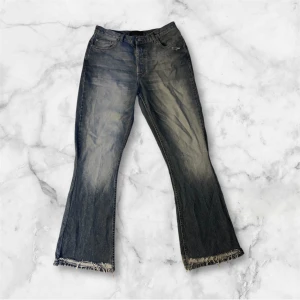 customized Bootcut jeans - lite baggy beroende på vilken storlek du har bootcut jeans med camo detalj på bakfickan. en extra beltloop framtill. framsidan längst ner är klippt och sedan igen sydd. 3 hål på olika ställen (skriv för bilder) mått: 113/41/27,5 ‼️skriv innan köp och kom med bud‼️