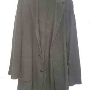 Kappa, These Glory Days - Kappa från  märket These Glory Days. Något lite oversized, jag är en L-tjej. Den går ned till knäna på mig.  Perfekt för hösten.  Är något mer mossgrön (mörkgrön) än vad som syns på bilderna.  Material: Ull