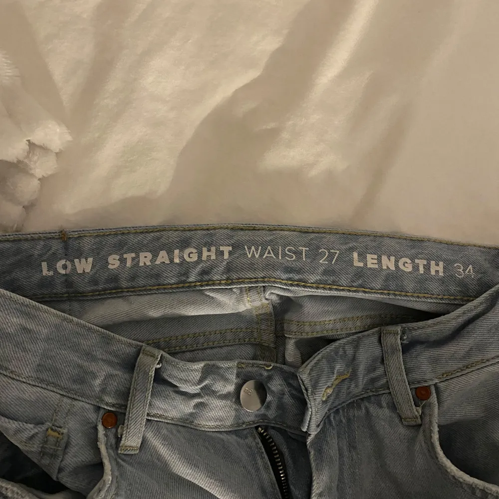 ljusblåa jeans från bikbok i modellen low straight❤️i storlek waist 27, längd 34❤️. Jeans & Byxor.