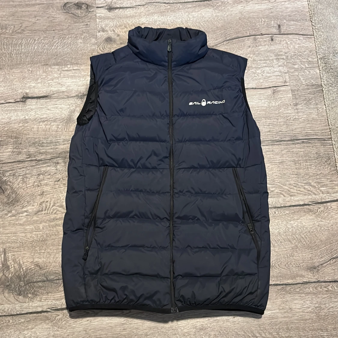 Mörkblå dunväst från Sail Racing