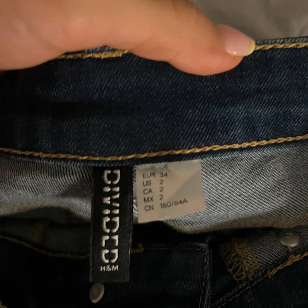 Ett par bootcut jeans från hm. Jeans & Byxor.