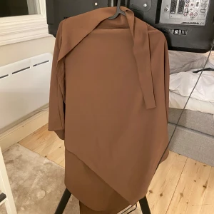 Brun khimar - Perfekt brun khimar i chiffon. Knappt använd och så så fin verkligen.