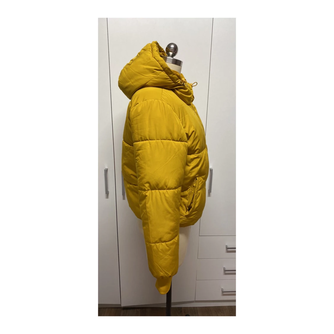 Gul pufferjacka med huva - 90
