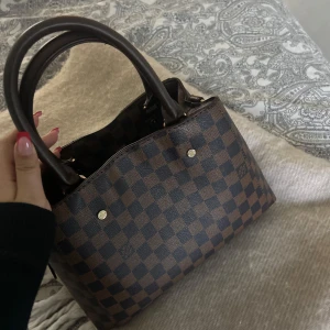 Lv väska  - Jätte fin lv väska i nytt skick använd några gånger bara finns inga repor eller nått på väskan man ser de själv 