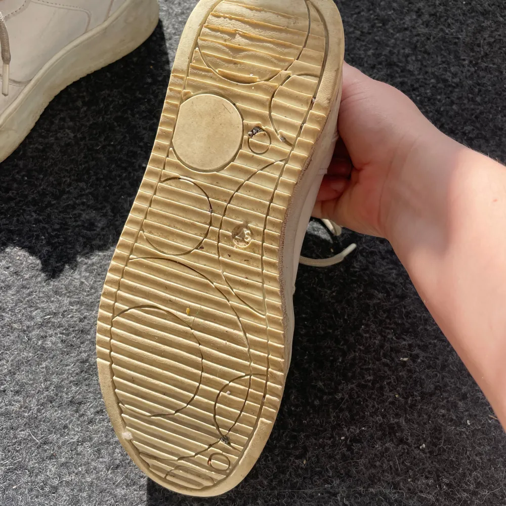 Säljer ett par vita sneakers i acceptabelt skick. De har snörning och är lite smutsiga men funkar fortfarande bra. Perfekta för vardagsbruk eller som extra par att ha till hands. Storlek EU 37.. Skor.