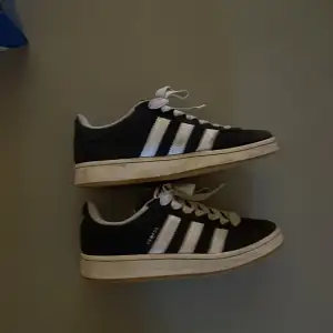 Skick 6/10 inga skador men ganska smutsiga och dammiga men ingenting som inte går att ta tvätta bort, köpte på footlocker för 1199. Pris kan diskuteras vid snabb affär 