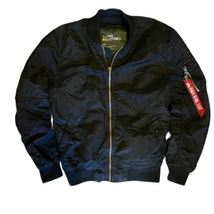 Alpha industries bomber jacka - 7/10 cond dragkedjan har gått av men funkar som den ska. 