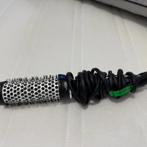 Värmeborste - En värmeborste från Björn Axén, storlek 38 mm. Använd få gånger och i bra skick 