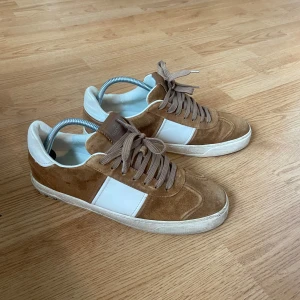 Valentino flycrew  - Feta Valentino flycrew i färgen svart brun 💯 Bra skick och saknas ändast 2 nitar 💯Storlek 42,5 💯Tveka inte att kontakta vid minsta lilla fundering 🙏💯