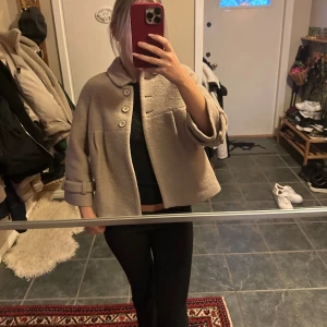 Trekvartsärmad kappa - Kappa med trekvartsärm feån Zara. Strl XS men passar även S!! Skiiit snygg och perfekt färg🩷🩷 bra skick