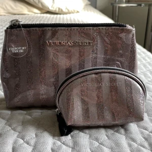 Victoria’s secret necessär - Säljer mina två Victoria’s Secret necessärer. De är jättefina och passar bra att ha i handväskor men också som prydnad. De är som nya. 