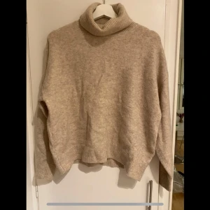 Beige polotröja från H&M - Mysig beige polotröja från H&M i storlek M. 