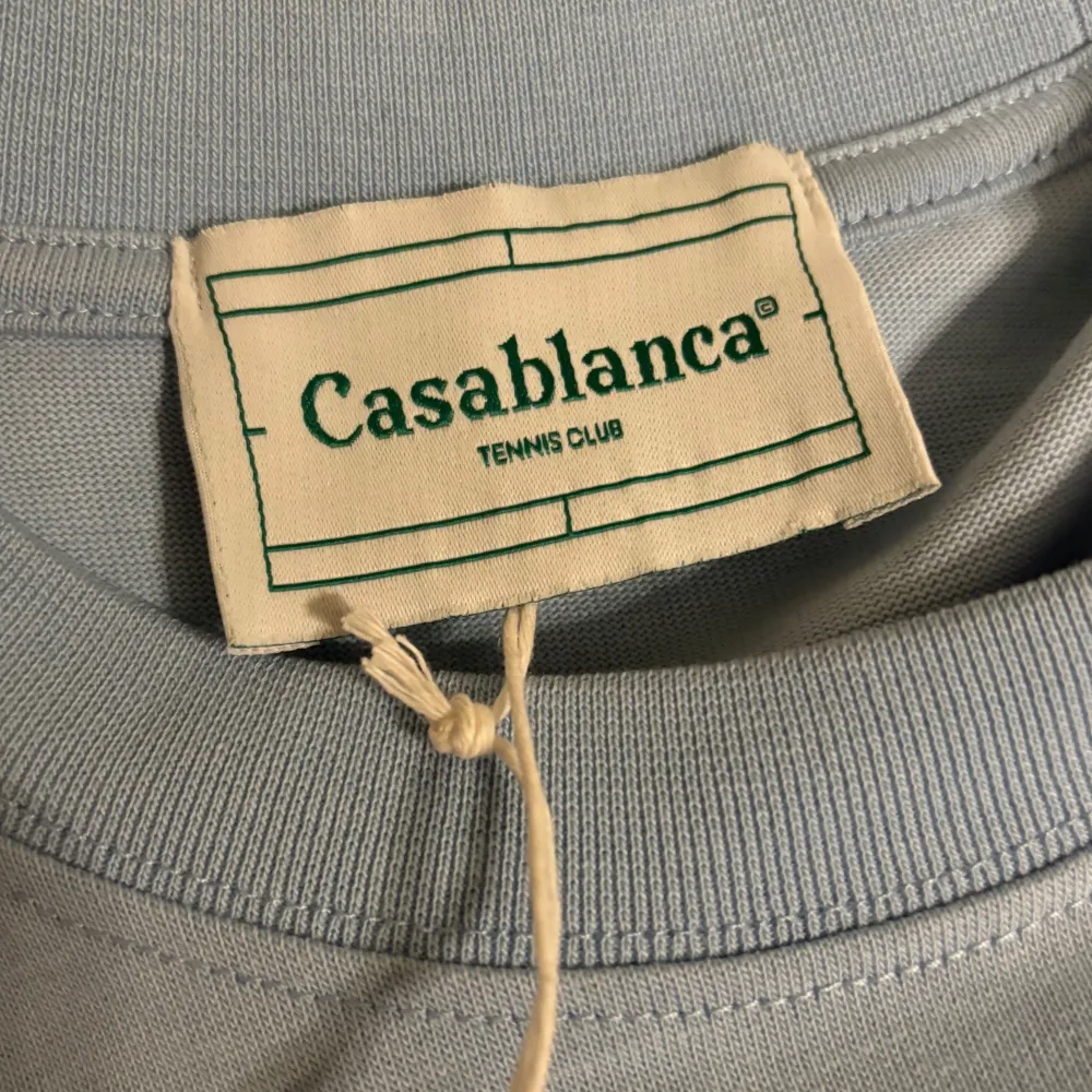 Säljer nu min Casablanca T-shirt i storlek S som är i ny skick, köpte den på Miinto för 3000 kr men den kom inte till användning, Materialet är väldigt tjockt och hög kvalitet! Hör av er för minsta frågor eller funderingar!. T-shirts.