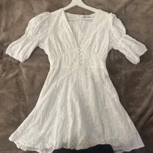 Vit klänning  - Vit klänning från adoore. Endast använd 1 gång!💗