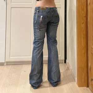 Lågmidjade bootcut jeans🤩 - Nya med lappar kvar!! Har likadana i en storlek mindre🫶🏻midja 39 cm rakt över, innerben 85 cm och gren 19 cm jae 169 o xs-s för referens💕märkta som W29 men uppskattar till xs-s