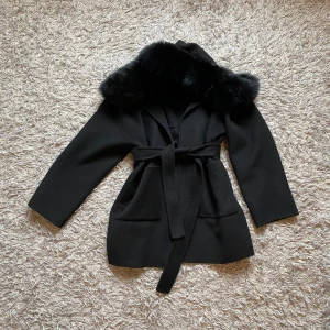 pälskappa - Säljer nu min otroligt fina pälskappa, jackan är i nyskick då den endast är använd ett par gånger. Jackan är figursydd och kommer med ett tillhörande skärp. Ord pris 3699kr🖤