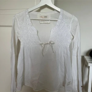 Vit blus - Säljer en vit blus 