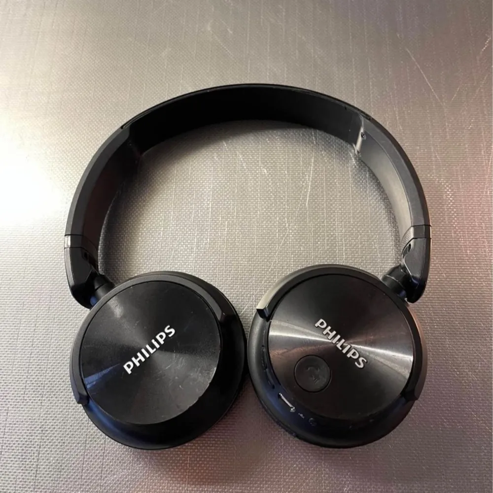 Säljer nu mina Philips hörlurar då dom ej används. Dom är i fint skick, laddare medföljer, passar alla då det är onesize och dom går att justera🙂 . Asusteet.
