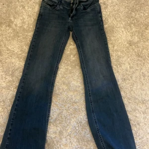 Lågmidjade bootcut jeans - Säljer ett par jeans från Nelly pga dom aldrig kommer till användning, skriv för fler bilder! 💘Nypris är 700kr pris och har knappast använt 