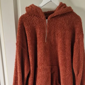 Brun fleece hoodie från Shein - Mysig brun fleece hoodie från Shein i storlek 44,Perfekt för kyliga dagar med sin fluffiga och varma känsla. Den har en dragkedja framtill och en stor huva för extra komfort. Perfekt för höst och vinter! 🍂❄️