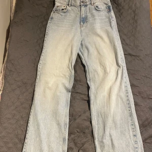 Ljusblå jeans från Gina tricot - Säljer ett par ljusblå jeans i bra skick från Gina tricot Jeans. De har en klassisk femficksdesign med knapp och dragkedja framtill. Perfekta för en avslappnad stil och passar till det mesta. Storlek 36. Säljer dessa pga att de är för små🥰