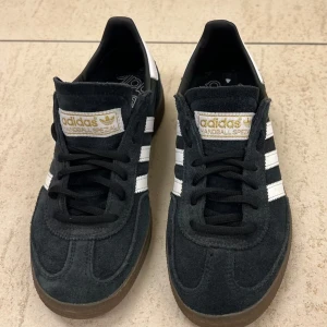 Adidas Spezial - Säljer sonens Adidas spezial i storlek 38. Använda två gånger.Nyskick! 10/10 Originalkartong finns kvar                           Nypris: 1250. kvitto finns