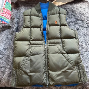 Ralph Lauren väst - Ralph Lauren väst, storlek s men amerikansk storlek så passar S-M. Endast använd ett par gånger då jag fick en ny av päronen.