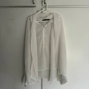 Skjorta - Mesh skjorta från zara med knytning runt halsen. Jättefin men aldrig använd. 🐚🤍 