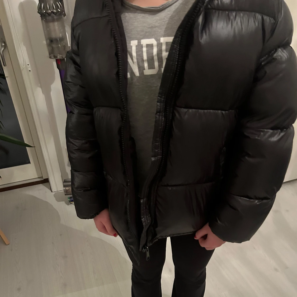 Svart pufferjacka med huva - 93