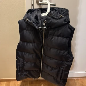 ALYX DUNVÄST - Fall 2020 Alyx väst, size L, nypris 10tkr 