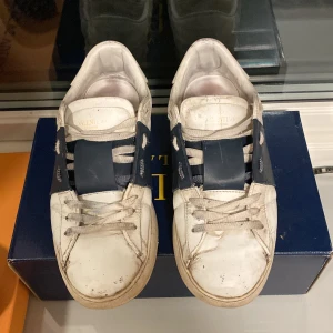 Valentino open (mörkblå) - Tjena👊 säljer nu dessa feta valentino opens i storlek 43, Anledningen till att jag säljer de så billigt är eftersom jag inte har något og å pga skicket🙏 Är även intresserad i byten mot andra feta skor, (OBS⚠️när det gäller byten möts jag endast upp!)