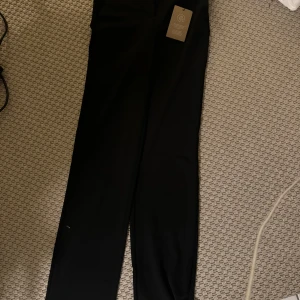Svarta kostymbyxor från H&M - Säljer ett par oanvända svarta kostymbyxor från veromoda i storlek S, längd 34 Byxorna är i nytt skick och har en klassisk straight passform. 