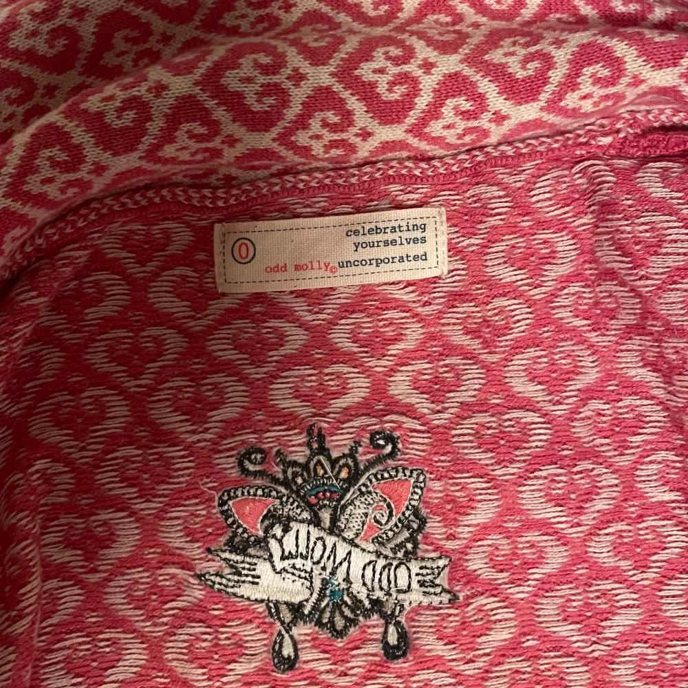 En superfin rosa omlottopp från Odd Molly. Använd en gång. Säljer då den är för liten för mig 💖. Neuletakit & Villapaidat.