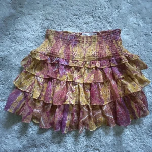 Eftertraktad kjol från Zara - Mönstrad volangkjol från Zara i storlek Xs