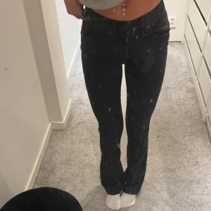 Svarta bootcut jeans från Neuw - Säljer ett par svarta bootcut jeans från Neuw i storlek 24/32. De är midwaist🩷