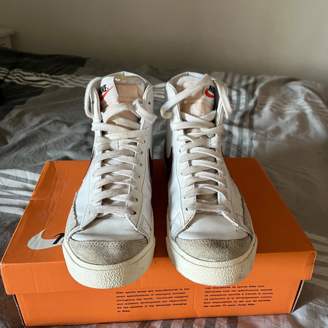 Nike Blazer Mid sneakers i vitt och vinrött - 90