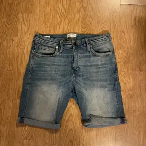 Säljer ett par snygga jeansshorts från Jack & Jones i storlek S. Shortsens längd är precis ovanför knäna och de har en snygg uppvikt kant. Hör av dig om du har frågor eller funderingar!