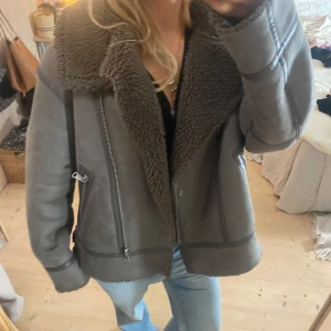 Skinn jacka - SUPER snygg overzised jacka, den är super varm❤️❤️