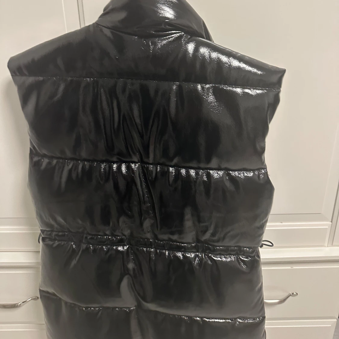 Svart glansig dunväst - 1