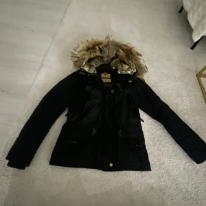 Parajumpers jacka  - Hej säljer min parajumper jacka som inte passar mig längre den är i storlek xs priset kan diskuteras vid snabb affär 