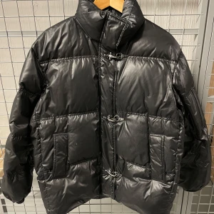 Massimo dutti vinterjacka - Säljer denna svarta vinterjacka från Massimo dutti i strl M men passar S. Jackan har dragkedja men kan även stängas med de silverfärgade spännena. En av spännena har tappat lite färg, skriv för fler bilder på. Nypris 2200kr. Säljer för 1700kr💗⭐️